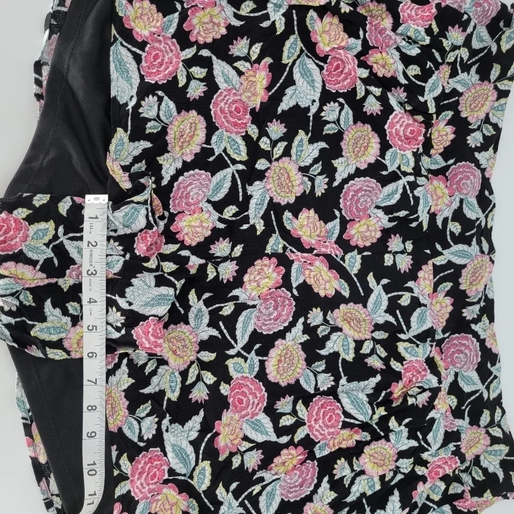 Torrid pastel and black floral gauze rayon shorts 4 - Picture 5 of 10